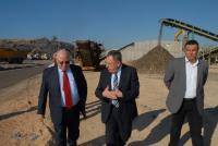 الرئيس السنيورة متفقدا العمل في عملية فرز النفايات