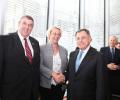 الرئيس السنيورة مصافحا رئيسة لجنة الدفاع في البرلمان الالماني السيدة سوزان كاستنر . حزيران 2010