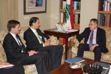 الرئيس فؤاد السنيورة مستقبلا المسؤول الامريكي اموس هوشتسن بحضور ديفيد هيل 