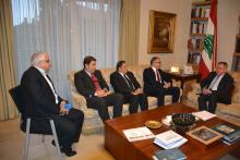 الرئيس السنيورة مستقبلا وفدا من حركة مشروع تونس في مكتبه في بلس