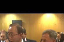 الرئيس السنيورة الى جانب بان كي مون على هامش مؤتمر مدريد