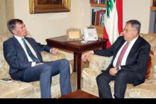 الرئيس السنيورة مستقبلا السفير البريطاني في لبنان هيوغو شورتر