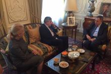 الرئيس السنيورة مستقبلا براون في منزل السفير اللبناني في لندن .