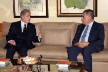 الرئيس السنيورة مستقبلا الرئيس الجميل في منزله