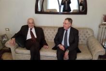 الرئيس السنيورة خلال زيارته الرئيس الحص في منزله في عائشة بكار