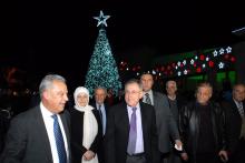 الرئيس السنيورة والنائب الحريري خلال اضاءة شجرة الميلاد في عبرا