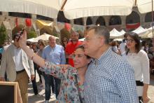 سلفي مع الرئيس السنيورة في جانب من السوق