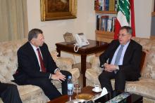 الرئيس السنيورة مستقبلا القائم بالاعمال الامريكي ريتشارد جونز في بلس