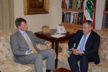 الرئيس السنيورة مستقبلا سفير بريطانيا في لبنان هيوغو شورتر