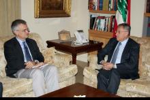 الرئيس السنيورة مستقبلا سفير السويد بيتر سمنبي