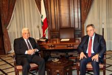 الرئيس محمود عباس مجتمعا الى الرئيس السنيورة في احد مكاتب السراي الكبير