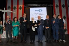 القاضي بعاصيري مكرما بين الرئيس السنيورة والنائب الحريري