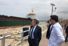 الرئيس السنيورة متفقدا الباخرة الجانحة الى الشاطىء