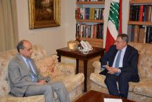 الرئيس السنيورة مستقبلا السفير الاسباني في مكتبه في بلس