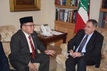الرئيس السنيورة مستقبلا في مكتبه في بلس سفير اندونيسيا في لبنان أحمد شميدي