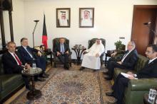 الرئيس السنيورة والوفد النيابي خلال الاجتماع مع السفير الكويتي في السفارة الكويتية