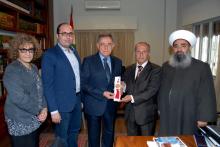 وفد لبنان في منظمةالسلام العالمي يقدم للرئيس السنيورة الميدالية في مكتبه في الهلالية