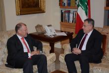 الرئيس السنيورة مستقبلا السفير الاسترالي غلين مايلز