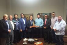 الرئيس السنيورة مع احد الوفود التي زارته في مكنبه في الهلالية