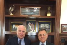 الرئيس السنيورة لدى اجتماعه بالسيناتور جون ماكين