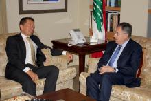 الرئيس السنيورة مستقبلا السفير البريطاني طوم فليتشر