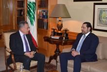 الرئيس السنيورة مستقبلا الرئيس الحريري في منزله