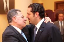 الرئيس السنيورة معانقا الرئيس الحريري اثر القاء كلمته