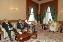 امير الكويت لدى استقباله الهيئة التاسيسية والرئيس السنيورة بين الامير تركي الفيصل واياد علاوي