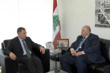 الرئيس السنيورة مستقبلا السفير المصري